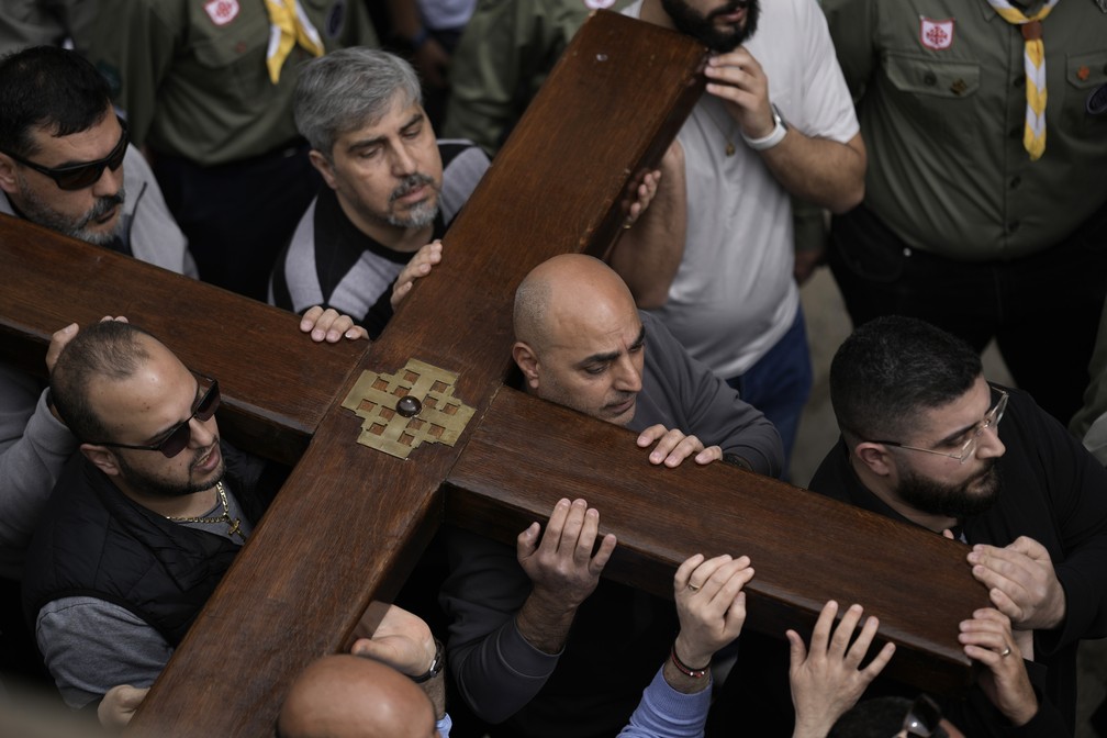 Cristãos percorrem a procissão da Via Sacra que comemora a crucificação de Jesus Cristo na Sexta-feira Santa, na Cidade Velha de Jerusalém, em Israel, em 29 de março de 2024 — Foto: Leo Correa/AP