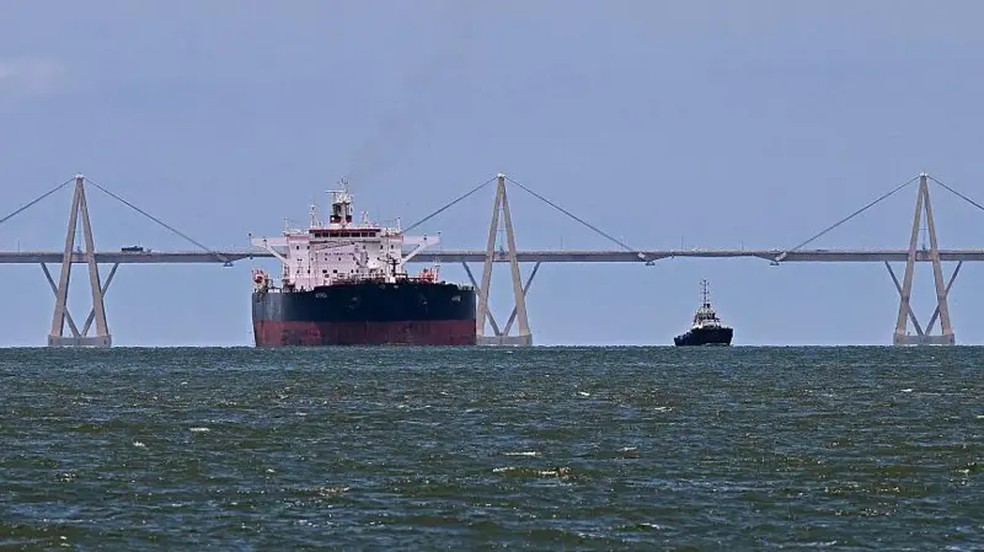Navios petroleiros aguardam carregamento no lago de Maracaibo — Foto: Getty Images via BBC