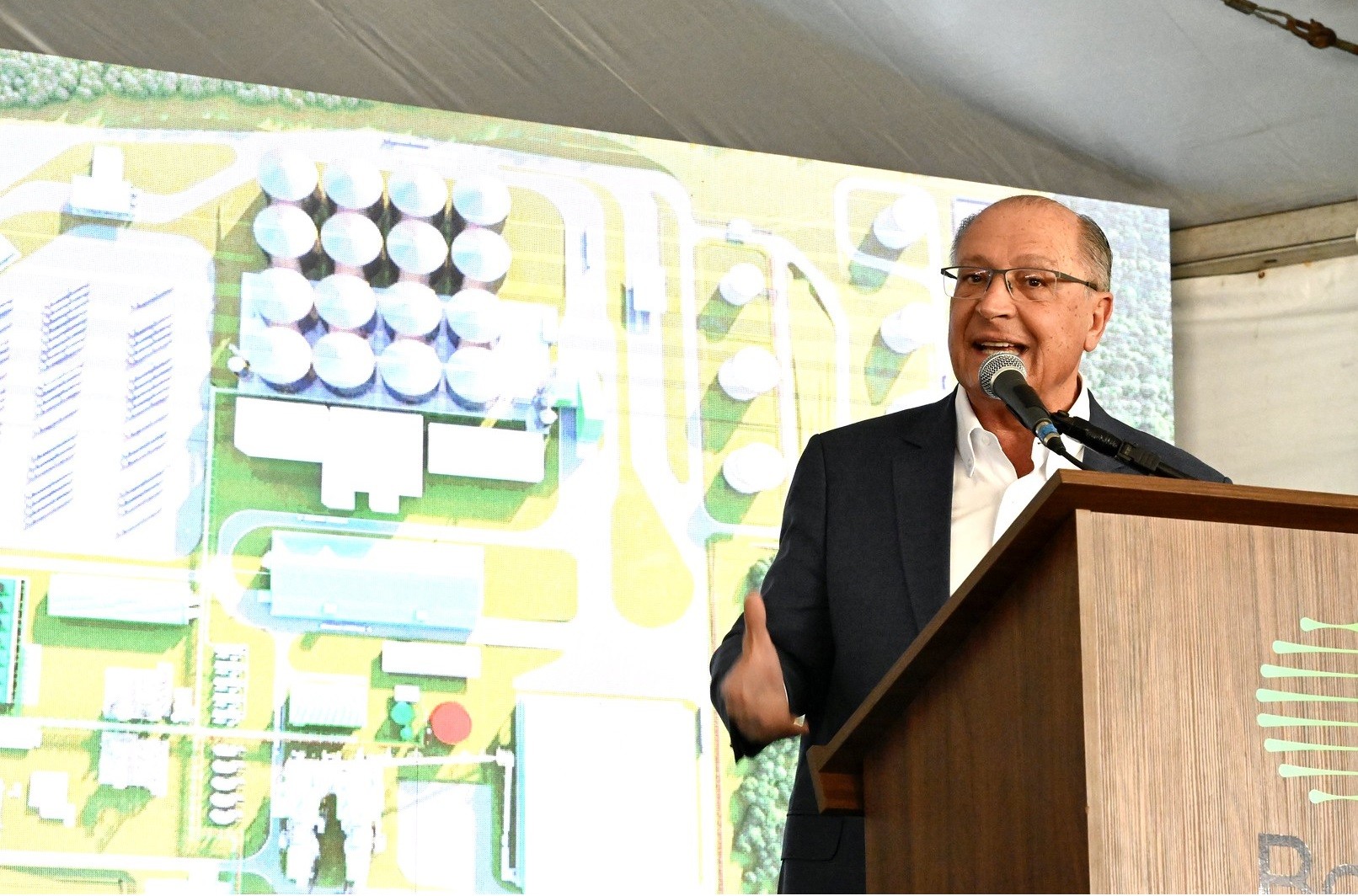 Governo aumentará imposto de importação para carros elétricos a partir desta segunda, diz Alckmin