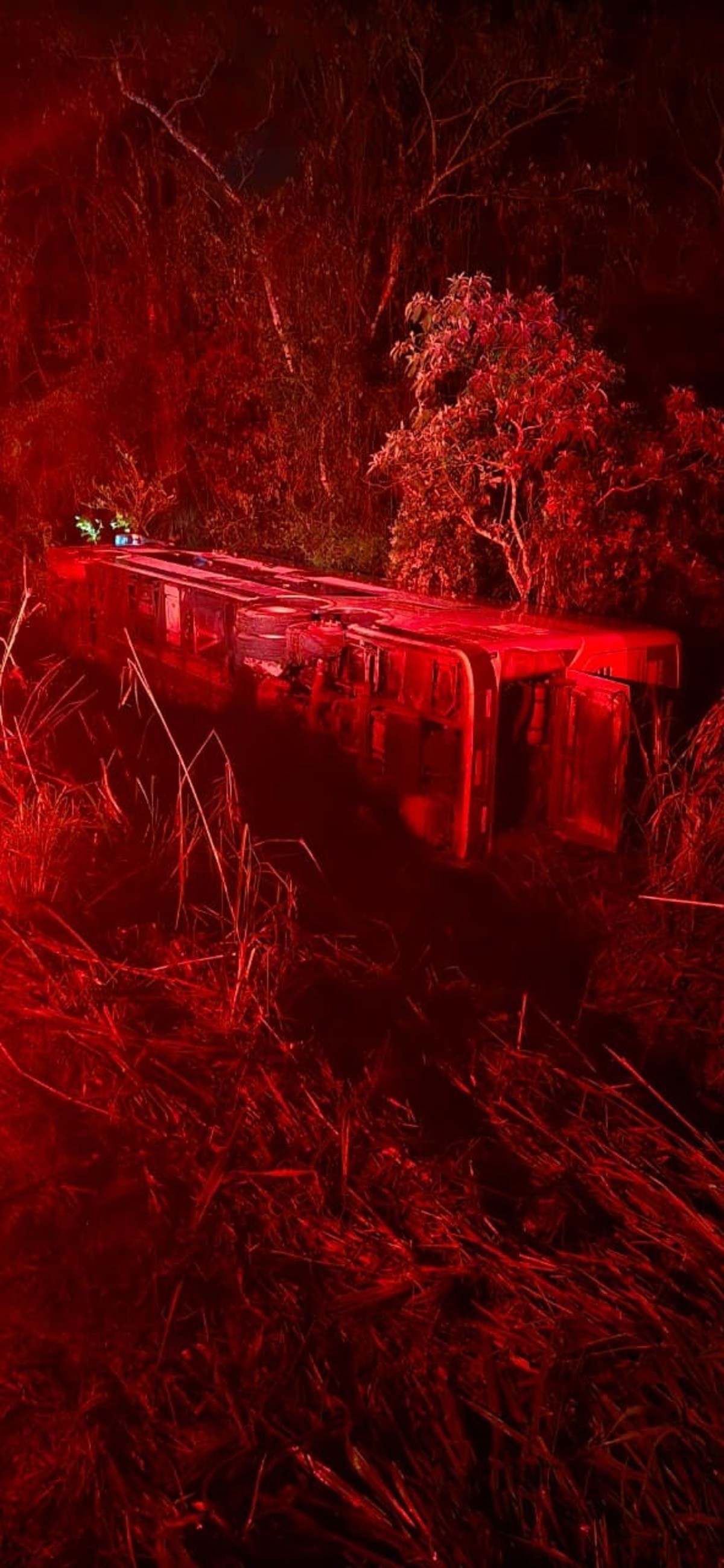Ônibus tomba e deixa 28 feridos na BR-393, em Barra do Piraí