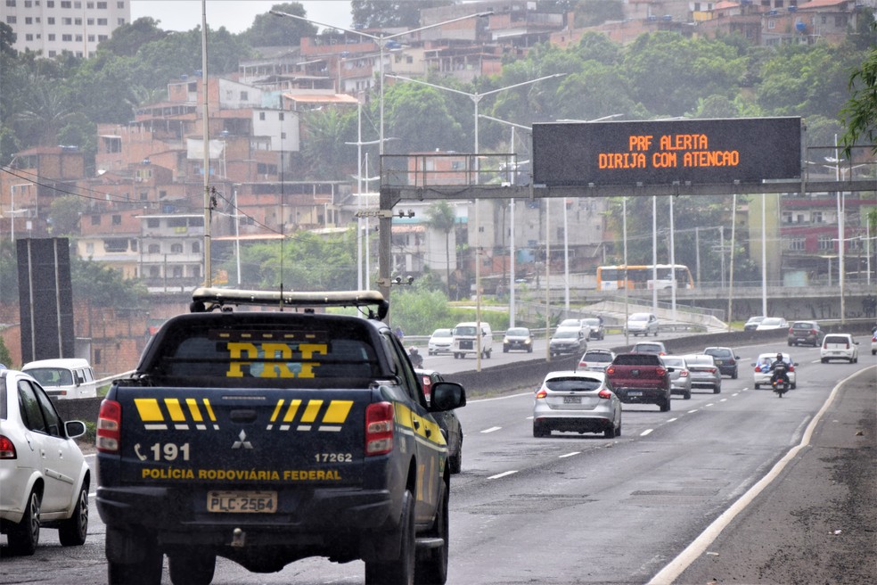 Polícia Rodoviária Federal na BR-324 na Bahia — Foto: Divulgação/PRF