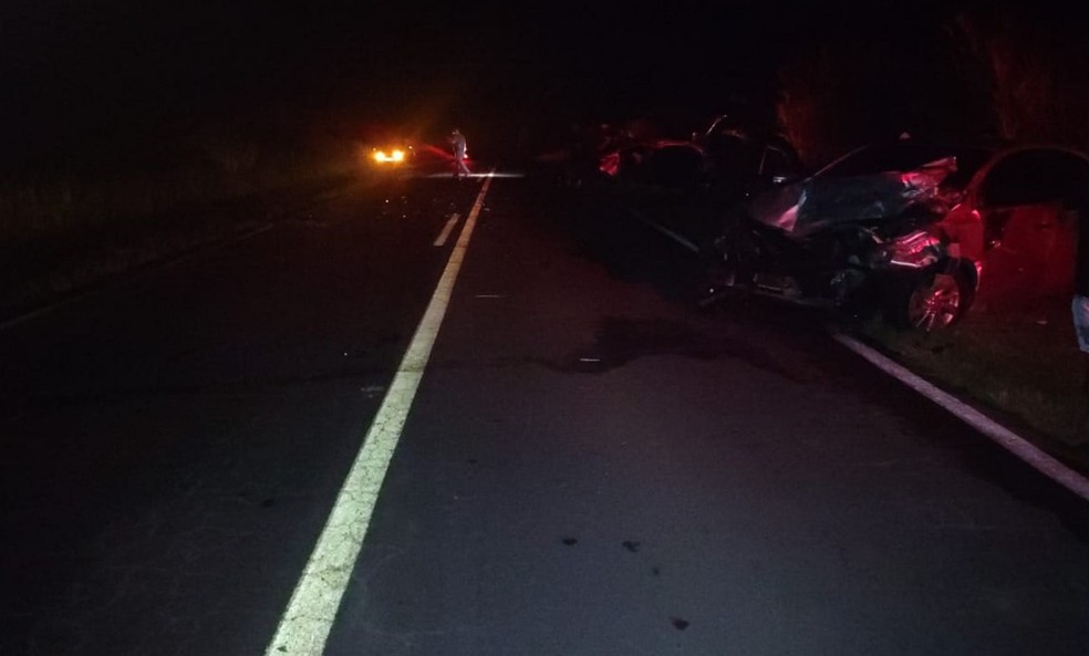 Veículo tenta ultrapassar caminhão, roda na pista e é atingido por carro na Rodovia Júlio Budiski, em Flora Rica (SP) — Foto: Polícia Rodoviária