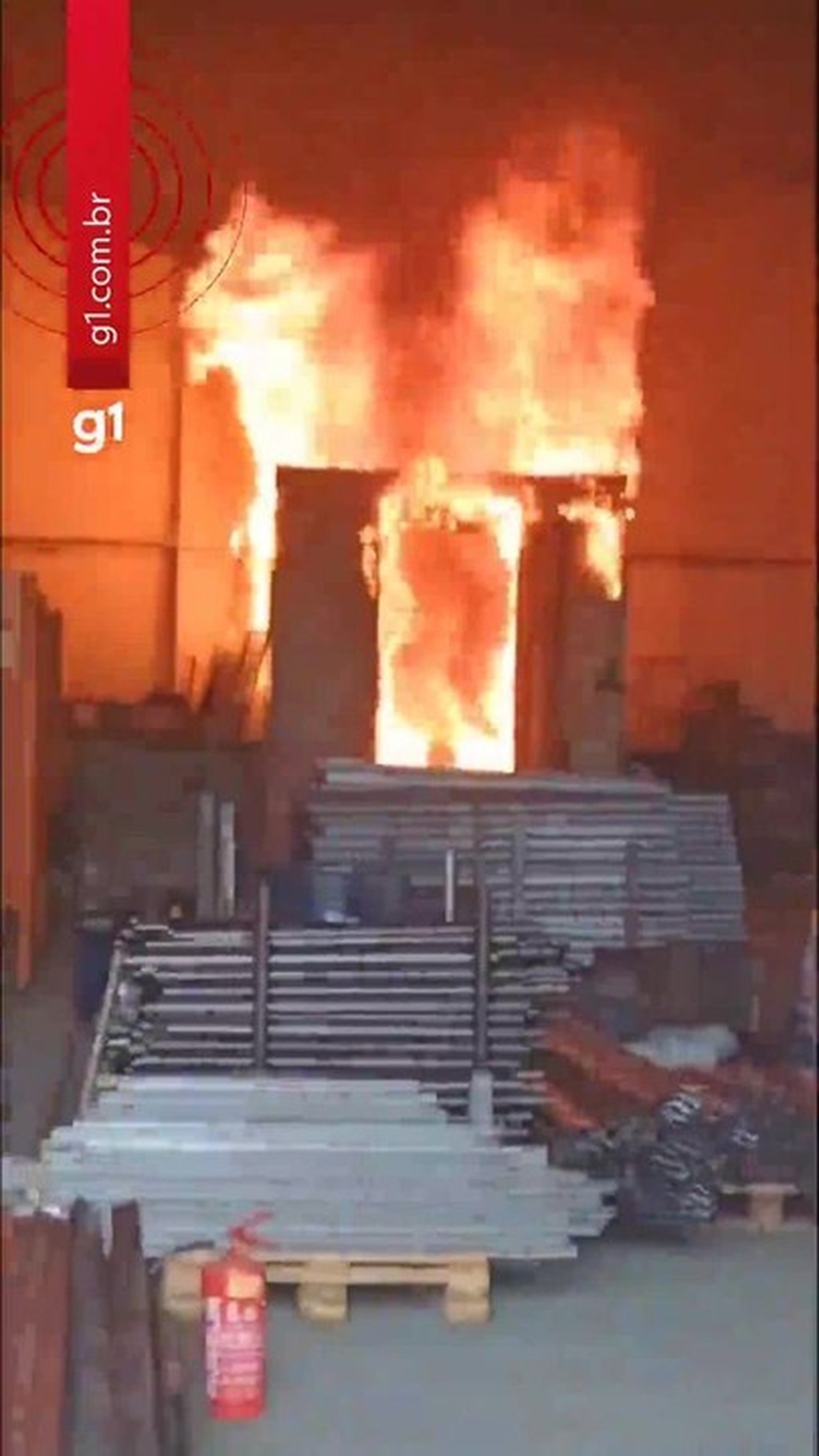 Incêndio atinge galpão em Betim; vídeo mostra início das chamas e correria
