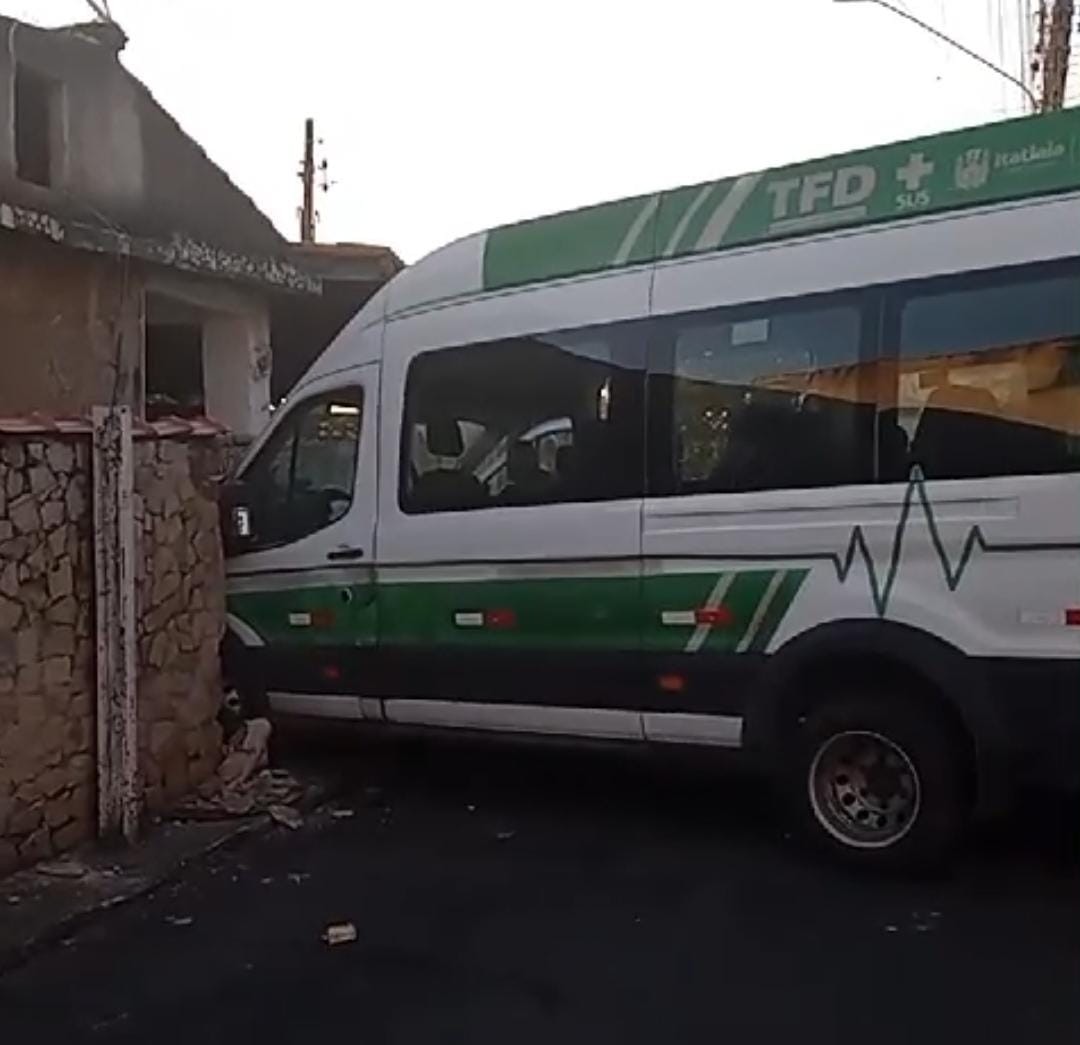 Van que transportava pacientes bate em muro e invade residência em Itatiaia