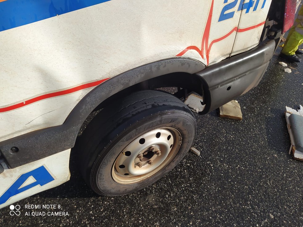 Foto do pneu da ambulância que se acidentou na BR-040, em Santos Dumont — Foto: PRF/Divulgação