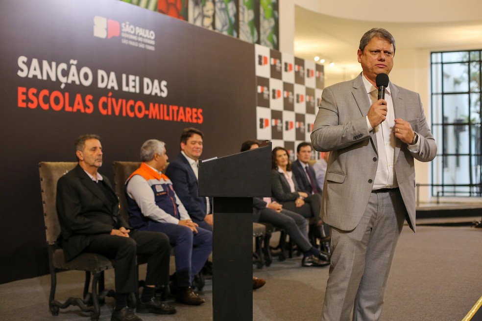 O governador de São Paulo, Tarcísio de Freitas (Republicanos), durante cerimônia de sanção da lei das escolas cívico-militares em São Paulo, em maio de 2024. — Foto: Marcelo S. Camargo/Secom/GESP