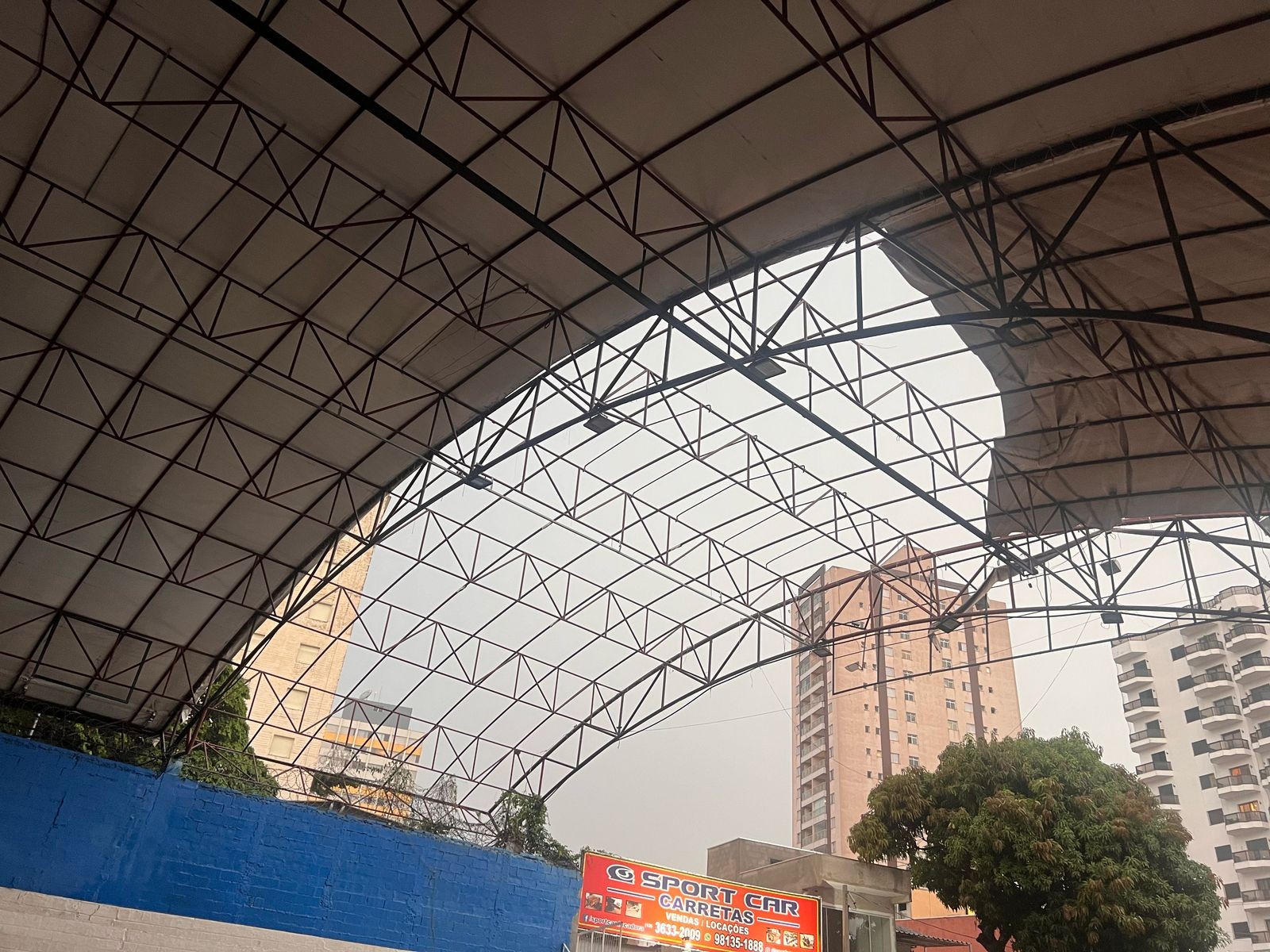 Chuva acompanhada de vento forte derruba árvores e danifica cobertura da Avenida do Povo, em Taubaté