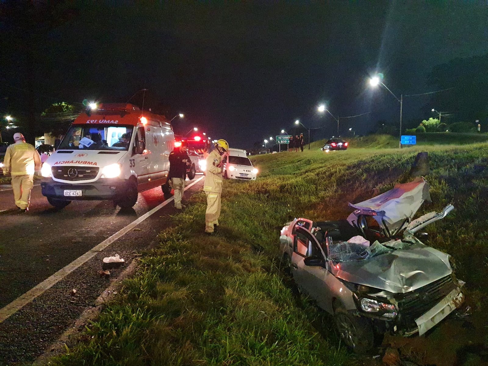 Pneu de Audi se solta e atinge carro que trafegava no sentido contrário, na BR-277 em Curitiba