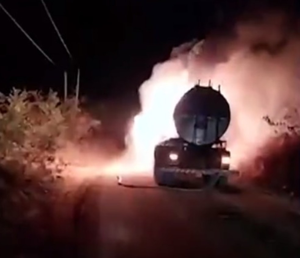 Caminhão que transportava leite pega fogo na Bahia e motorista sai ileso — Foto: Reprodução/TV Santa Cruz