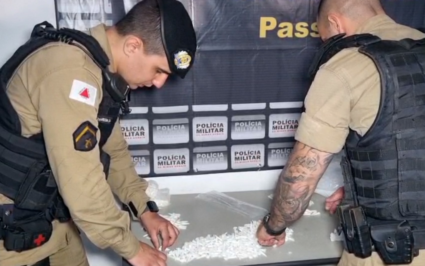 Cinco pessoas são presas e mais de 800 pinos de cocaína são apreendidos após perseguição em Passos, MG