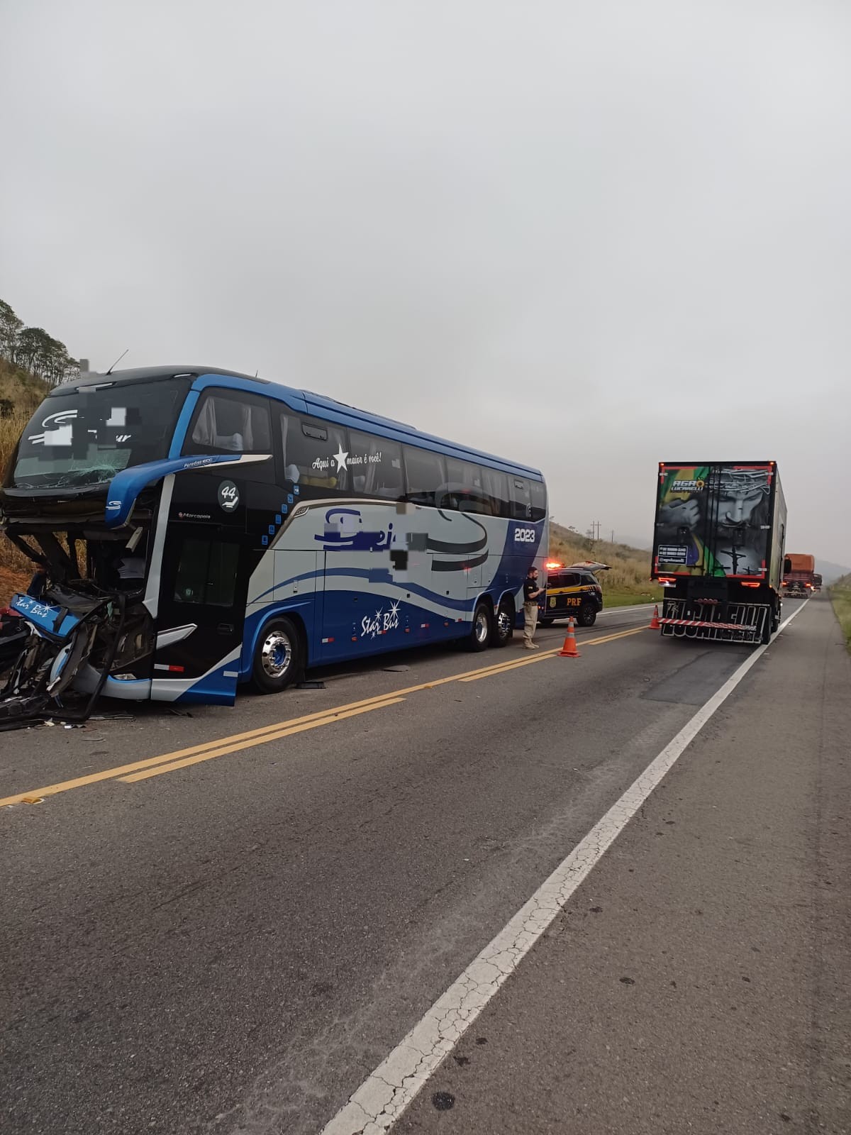 Acidente entre ônibus e caminhão deixa 11 feridos na BR-393, em Vassouras