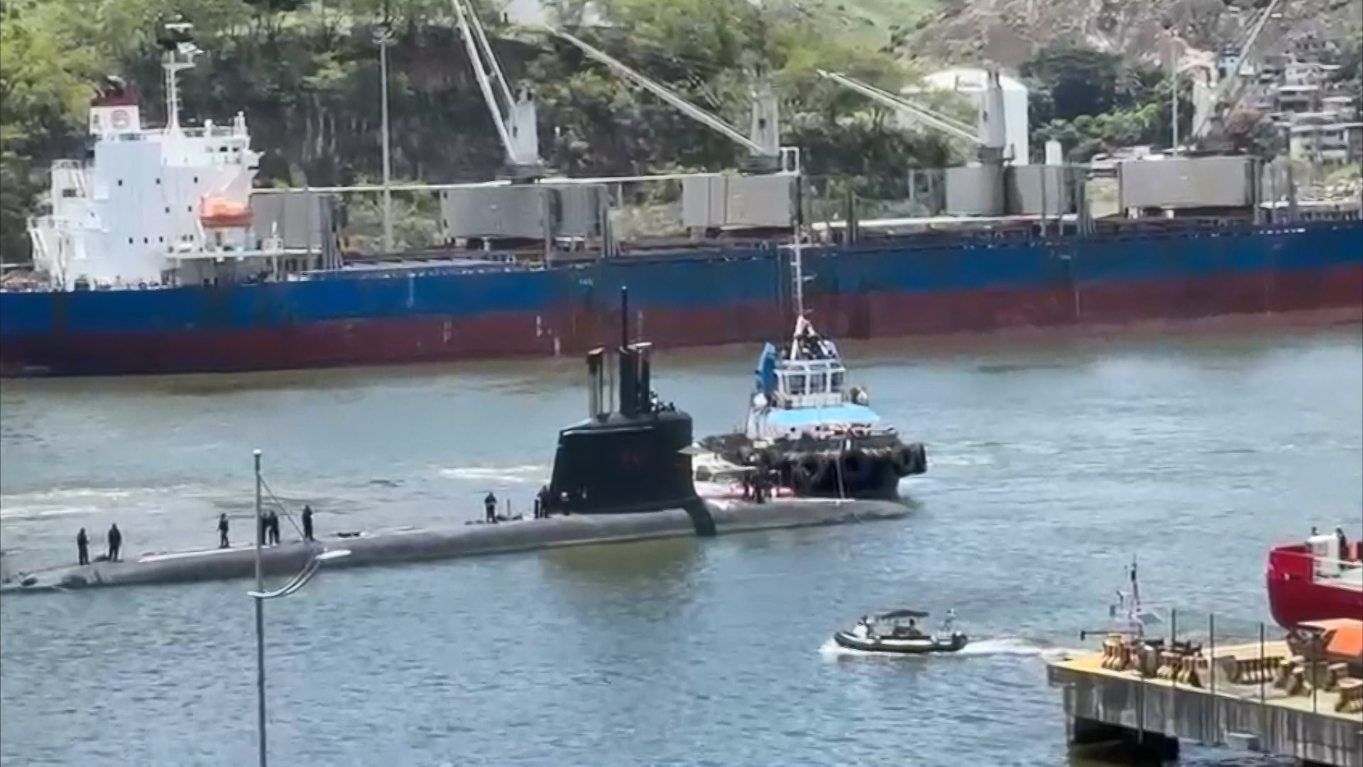 VÍDEO: submarino da Marinha faz manobras durante treinamento na Baía de Vitória