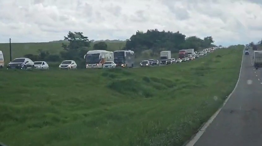 Após feriadão, BR-324 registra fluxo intenso de veículos e rodoviária de Salvador tem mais de 40 mil desembarques em 24h