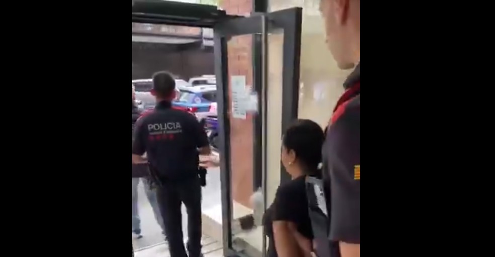 Uma das cuidadoras presas pela polícia — Foto: Los Mossos d’Esquadra / Divulgação / X