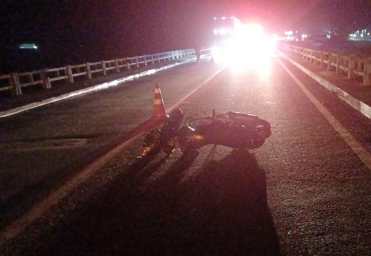 Motociclista bate em meio-fio, cai na pista e fica ferido na Via Dutra, em Itatiaia
