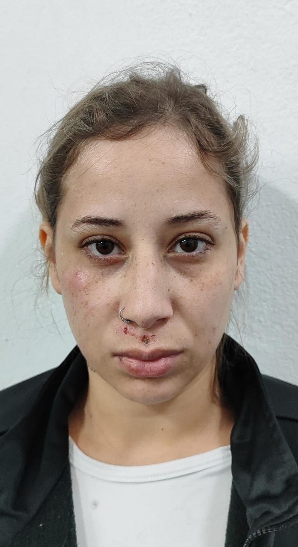 Dahesly Oliveira Pires, de 25 anos, é a 1ª suspeita presa por envolvimento na morte do delegado Ruy Fontes. — Foto: Montagem/g1/Reprodução/TV Globo