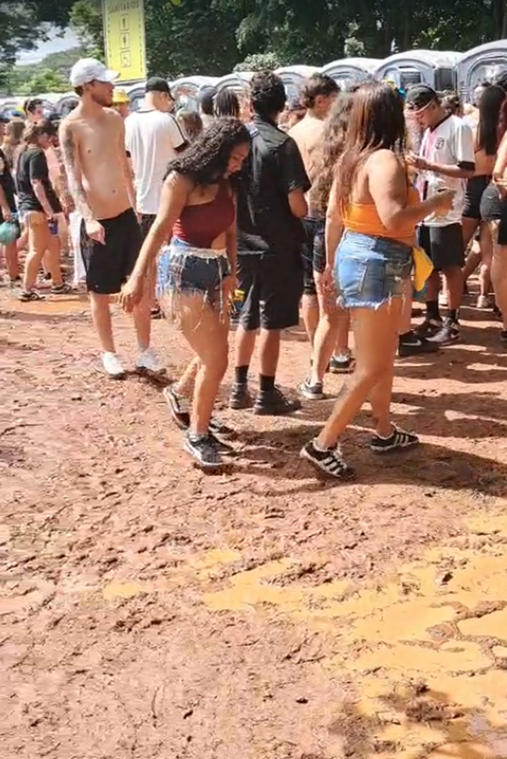 Fila de banheiros químicos do circuito Ibirapuera vira 'pântano' após chuva 
