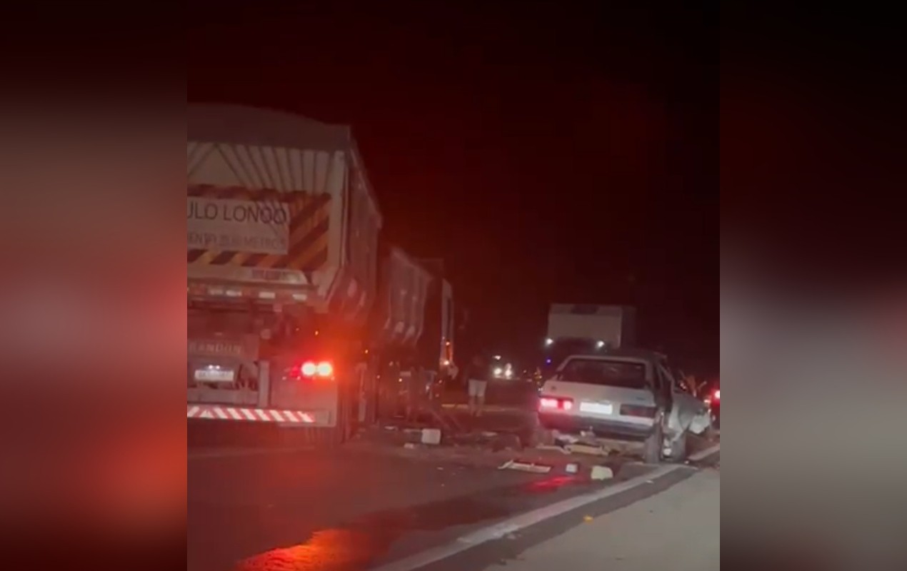 Motorista fica ferido após bater de frente com carreta na SP-258 no interior de SP