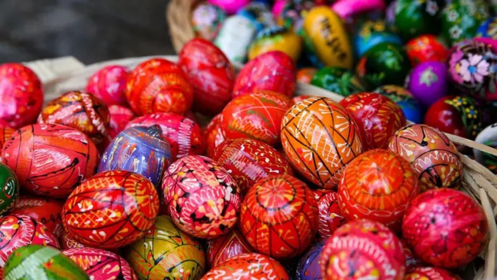Atualmente, muitas pessoas trocam ovos de chocolate para comemorar a Páscoa. — Foto: Getty Images via BBC
