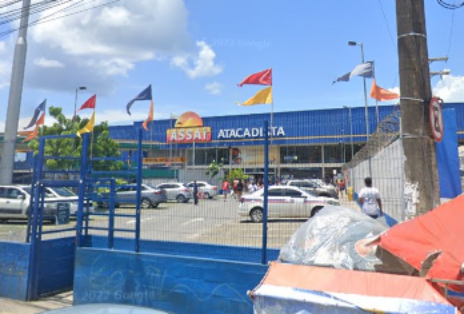 Homem morre após ser baleado no estacionamento de supermercado em Salvador