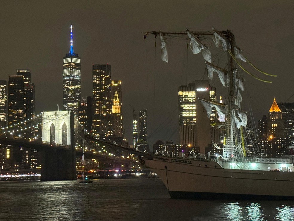 Navio de treinamento da Marinha Mexicana é danificado após colidir com a Ponte do Brooklyn , em Nova York — Foto: REUTERS/Santiago Lyon