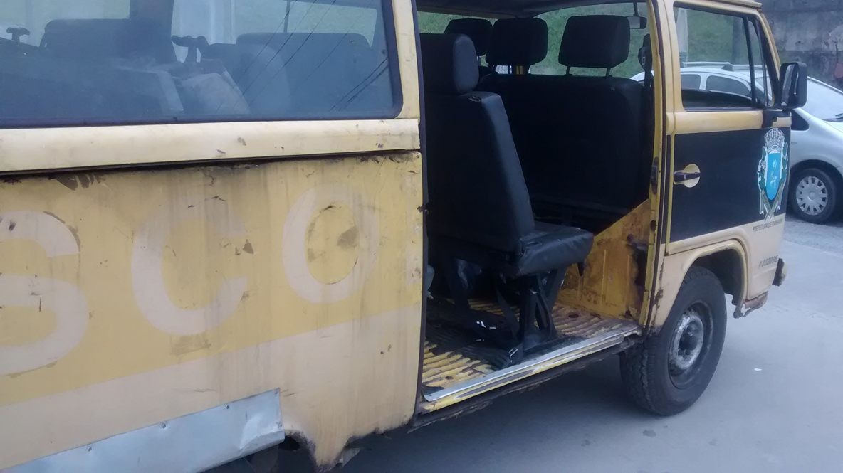 Veículo totalmente destruído carrega funcionários de Itanhaém, SP