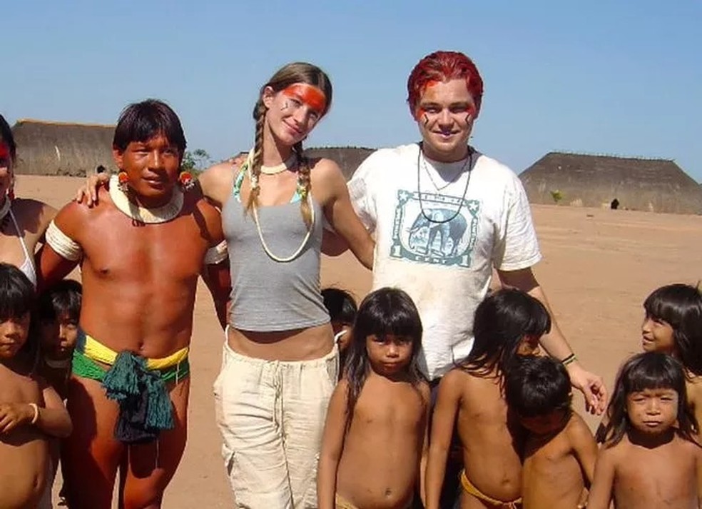 Leonardo DiCaprio e Gisele Bündchen durante visita ao Parque Indígena do Xingu, em 2004 — Foto: Reprodução