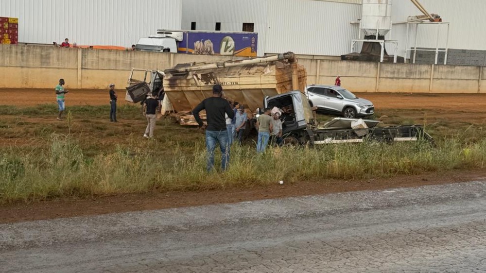 Cinco ficam feridos após colisão entre caminhões na BR-354, em Rio Paranaíba