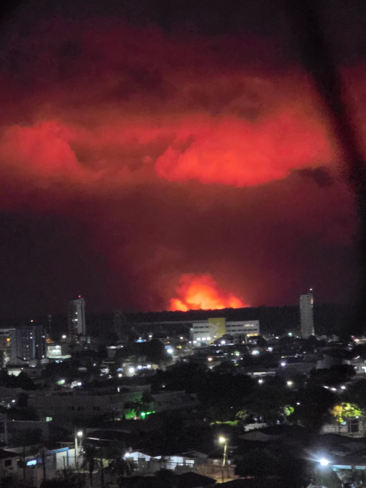 O que explica o céu vermelho durante temporal em Porto Velho? Entenda 