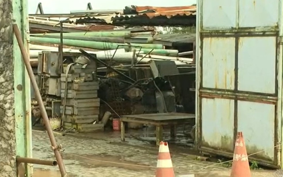 Sucata fica em galpão na Região Metropolitana de Salvador — Foto: Reprodução TV Bahia