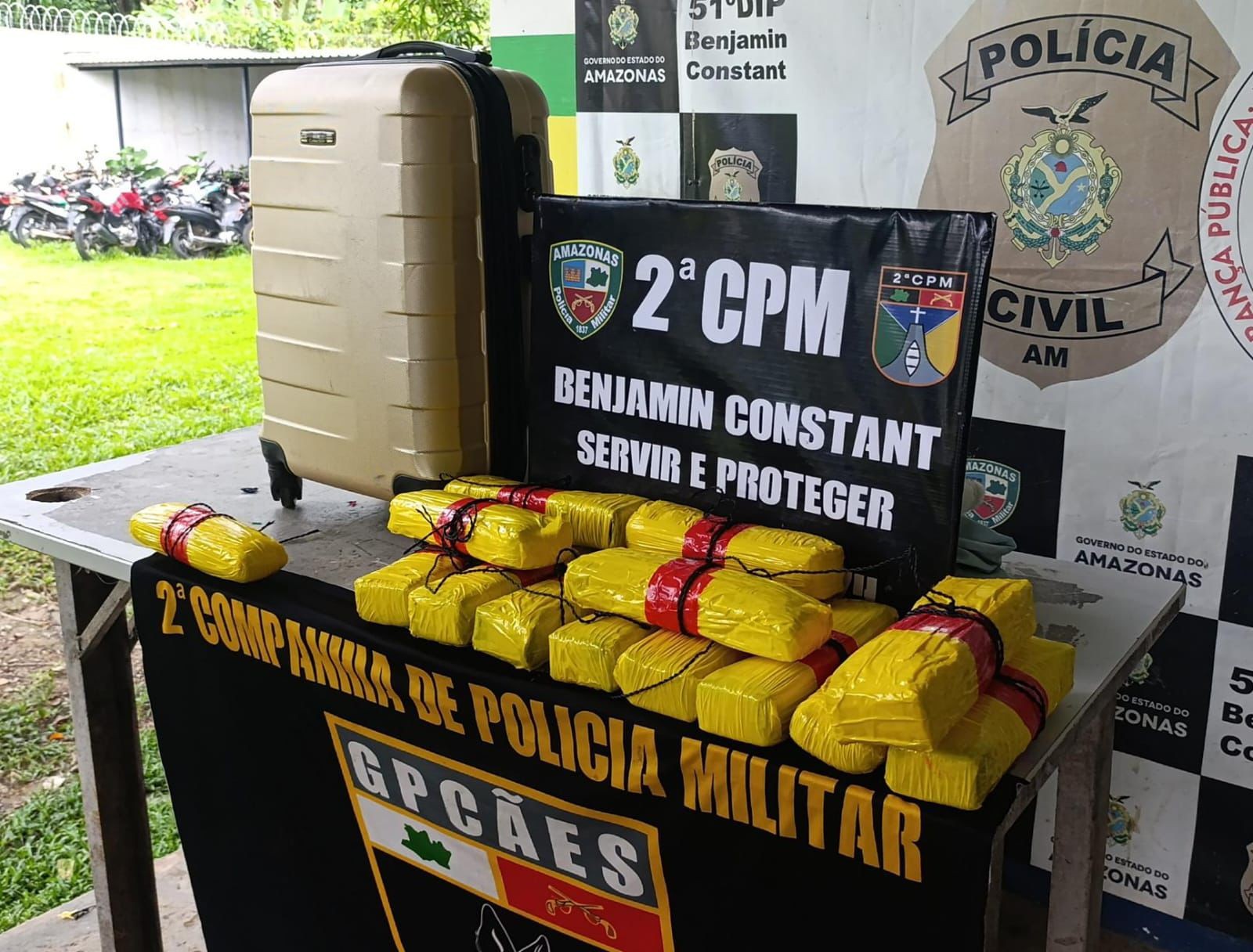 Polícia apreende 14 tabletes de pasta-base de cocaína escond