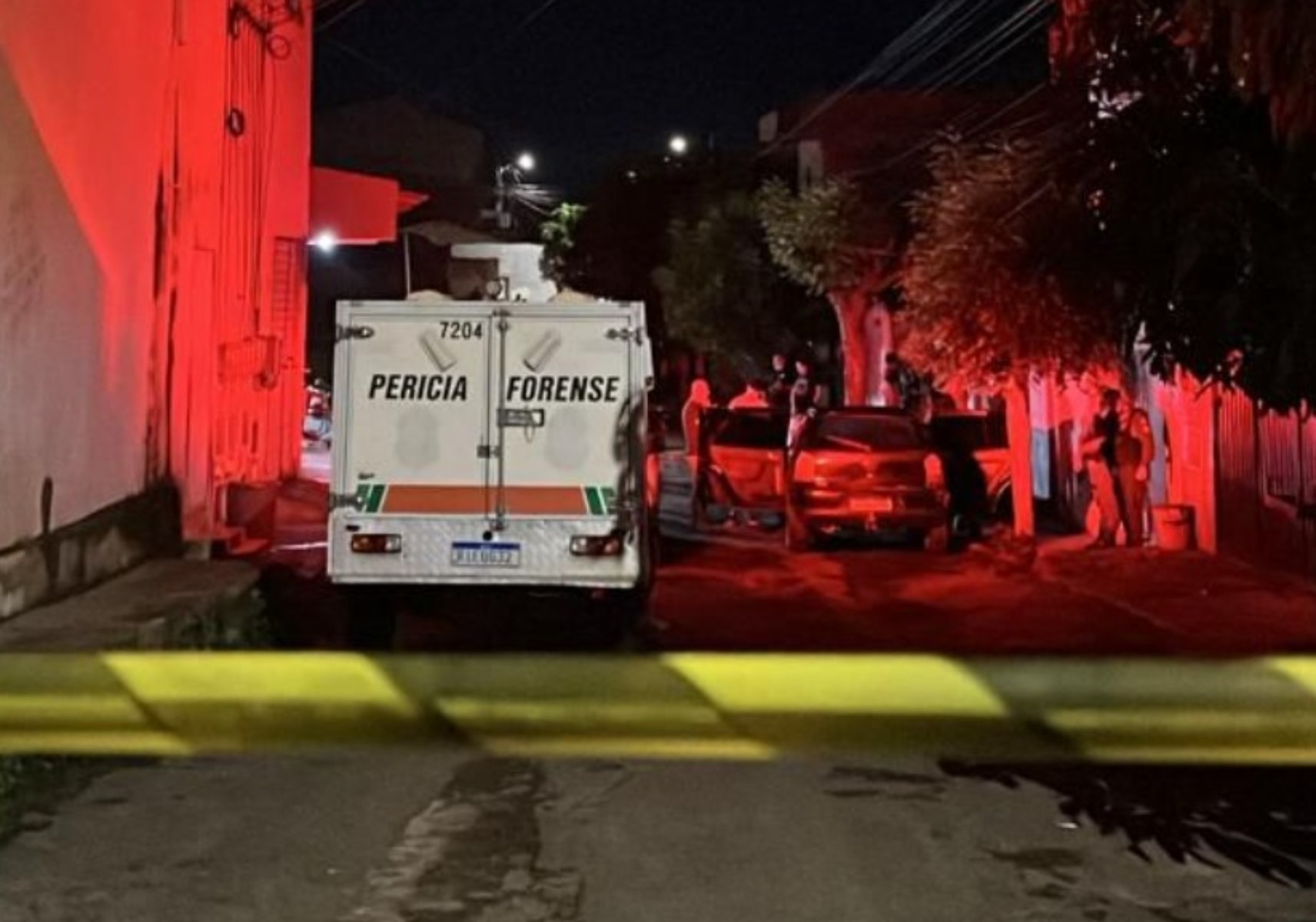 Mulher é assassinada e homem fica ferido; suspeitos tentam atropelar policiais, trocam tiros e fogem