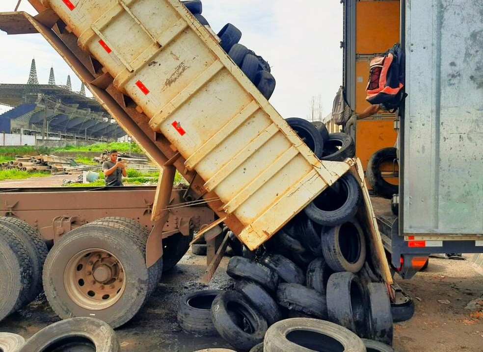 Pneus são recolhidos para processo de reciclagem em Macapá — Foto: Wellington Barros/PMM