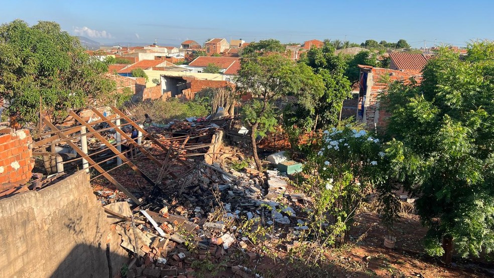 Fábrica clandestina explode em Juazeiro do Norte, e vizinho morre após susto — Foto: Patrícia Silva/TV Verdes Mares