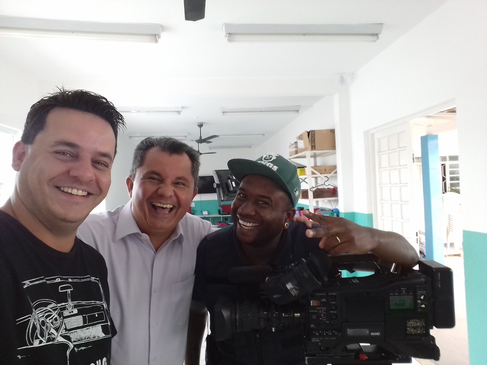 Alan Schneider, Giuliano Tamura e Henrique Pelé , equipe de reportagem da TV TEM na Vila São Paulo durante as gravações do projeto 'O Bairro Ideal'  — Foto: Alan Schneider / TV TEM 