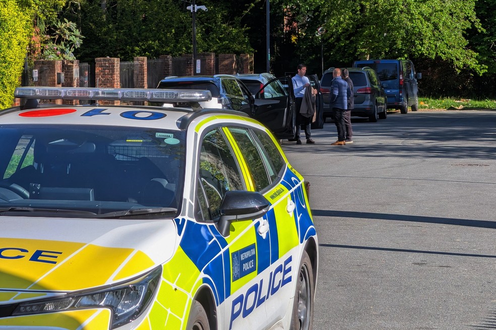 Policiais patrulham um cordão de isolamento perto da Sinagoga Unida de Kenton em Harrow, um subúrbio de Londres — Foto: Jamie Lashmar/PA via AP