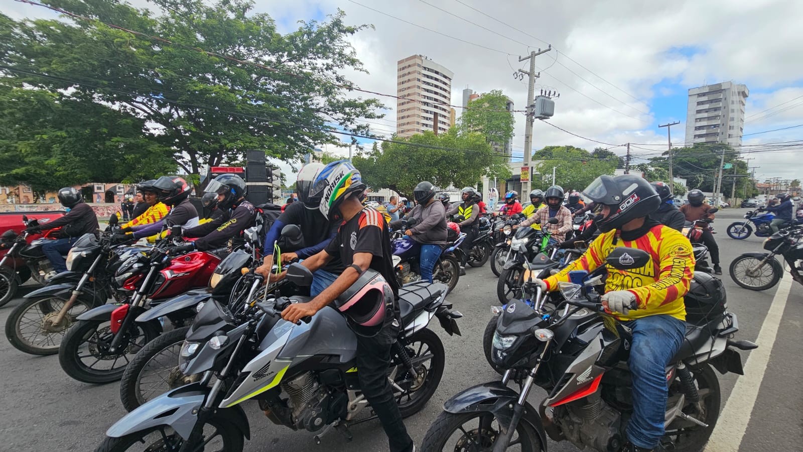 Motoristas por app protestam em Teresina por melhores condições após impasse de projeto na Câmara dos Deputados