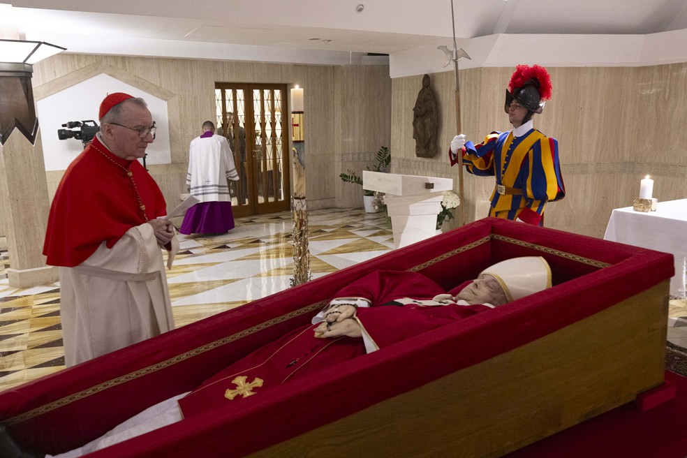 As primeiras fotos do papa Francisco no caixão foram divulgadas nesta terça-feira. — Foto: Associated Press