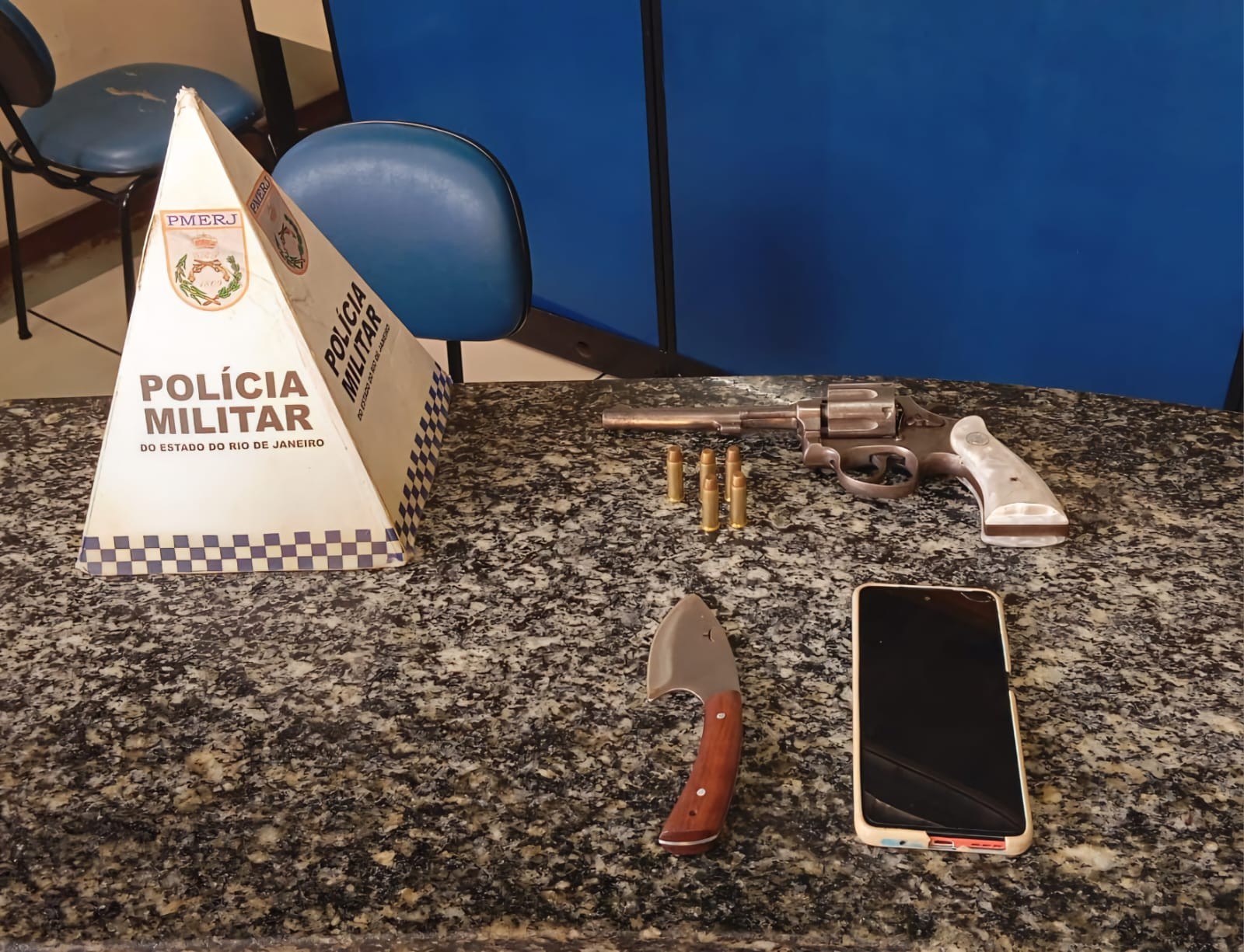Homem é preso com revólver na cintura e faca em Vassouras