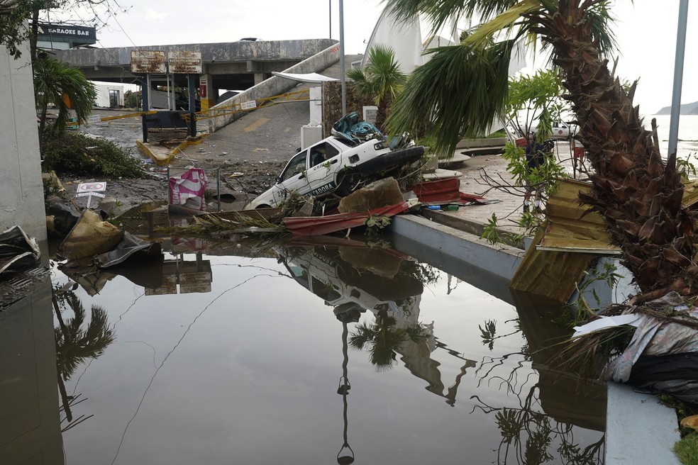 Furacão Otis, que atingiu Acapulco, no México, deixou 27 mortos e 4 desaparecidos — Foto: Marco Ugarte/AP