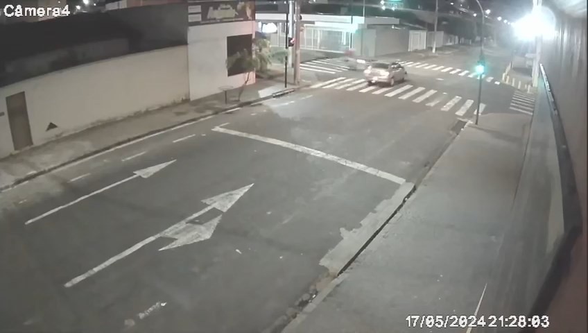 VÍDEO: Motociclista morre ao avançar sinal vermelho e atingir carro em MG