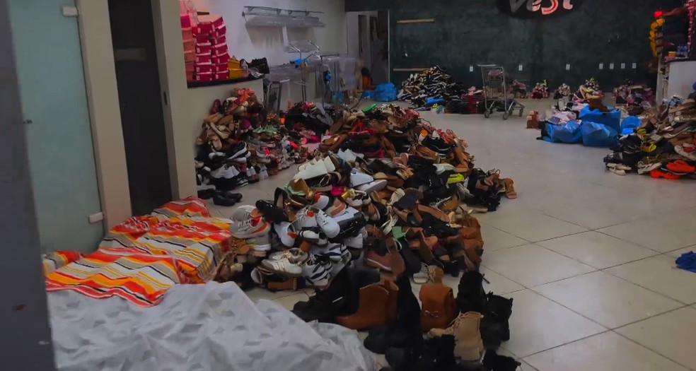 Em Mimoso do Sul, Flávio Alves de Souza lavou o estoque e gastou mais de R$ 50 mil na limpeza de 23 mil peças, entre sapatos, cintos e roupas. Espírito Santo — Foto: Bernardo Bracony