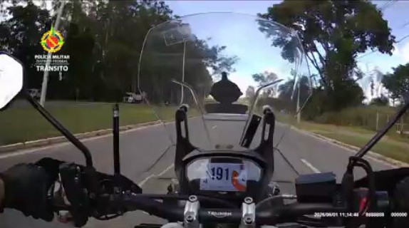 Homem foge de abordagem policial e atinge 200 km/h em moto no DF; veja VÍDEO