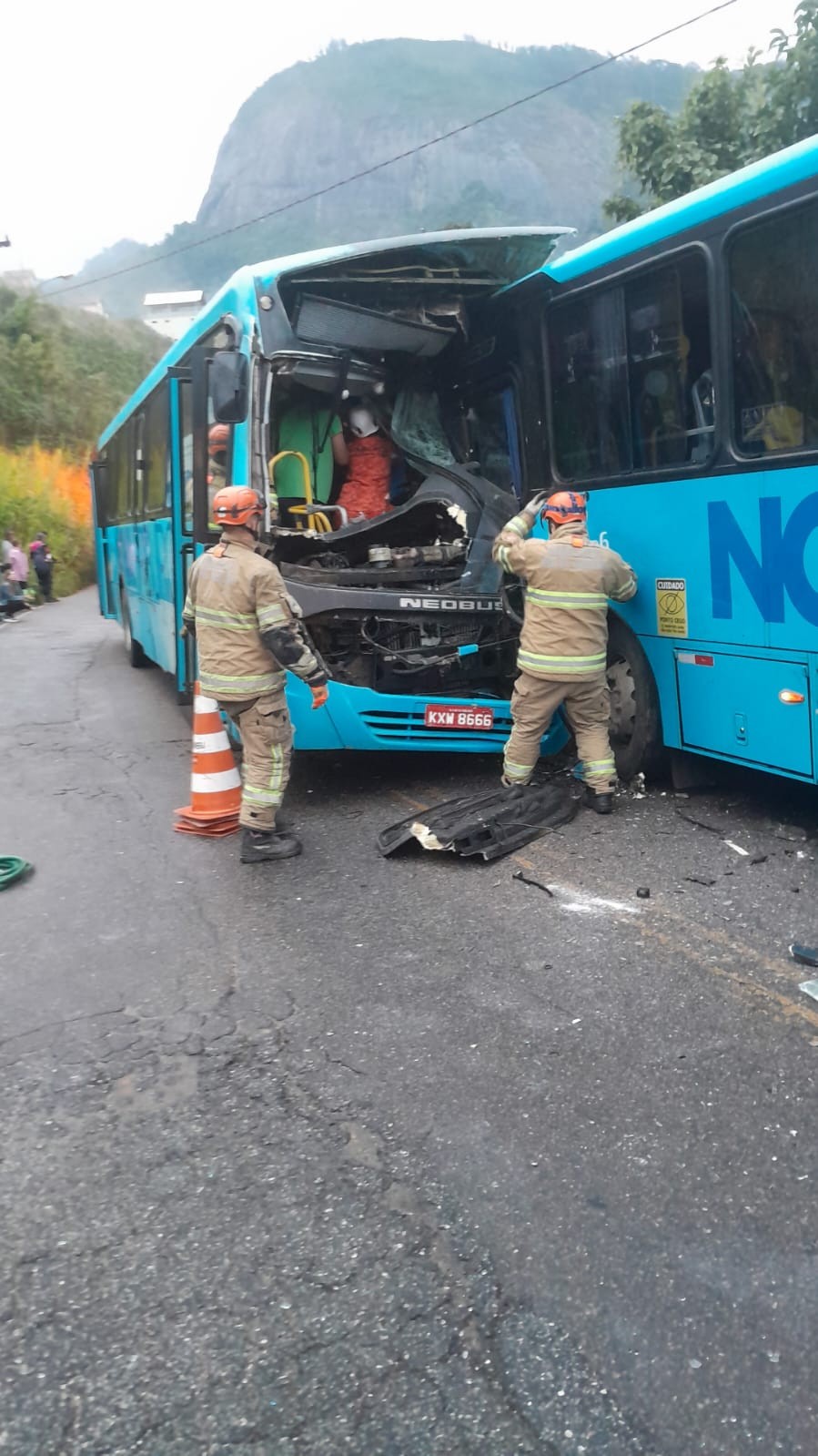 Motorista morre e mais de 30 ficam feridas pessoas na RJ 150, em Friburgo