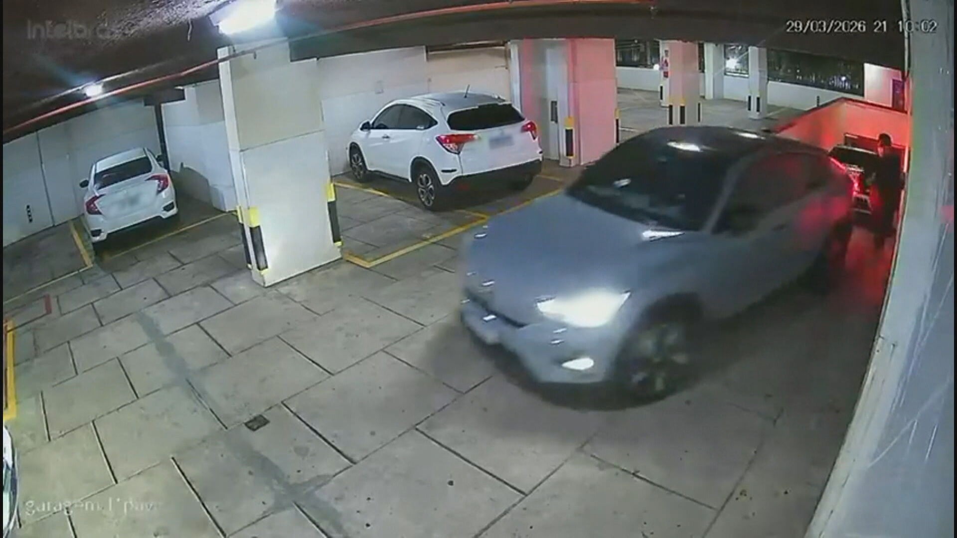 Vídeo mostra assalto e invasão à garagem de morador que chegava em casa na Tijuca