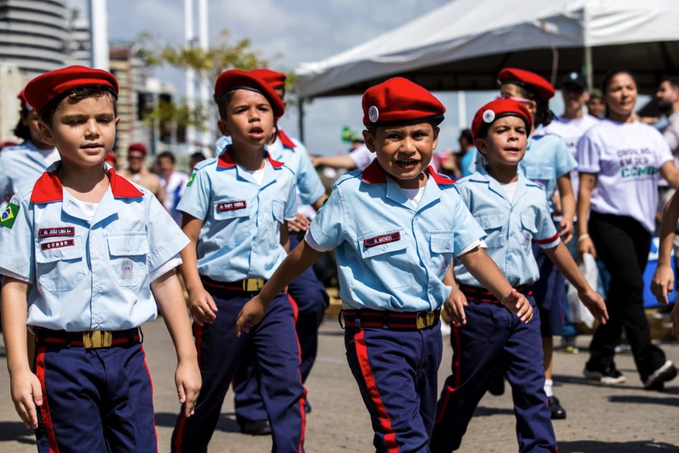 Desfile reuniu também crianças de escolas municipais, estaduais e particulares. — Foto: Thiago Gadelha/Sistema Verdes Mares