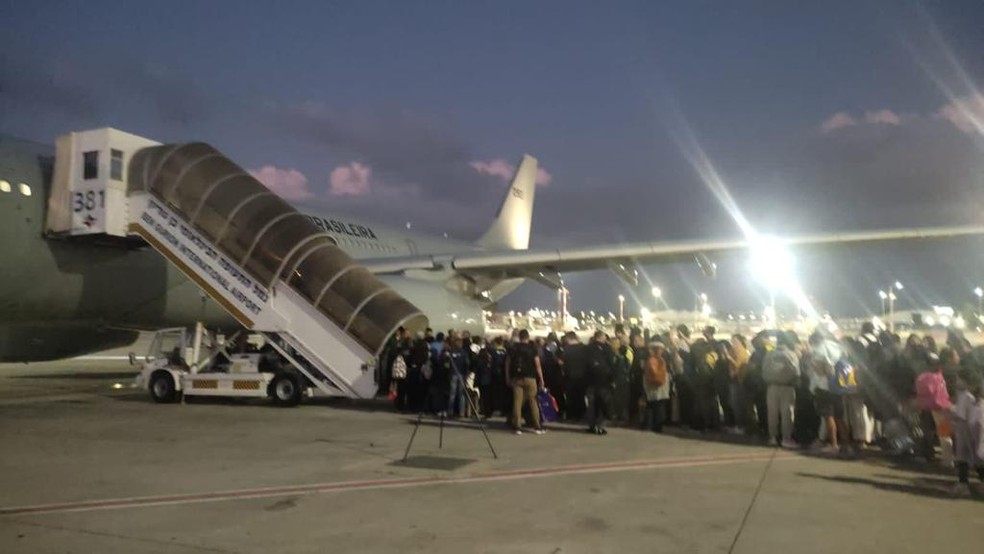 Fila de passageiros para embarque em avião para resgate de brasileiros em Israel — Foto: FAB/Reprodução