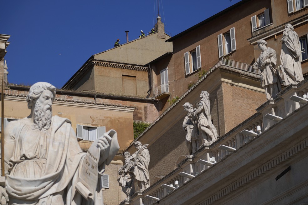 Instalação da chaminé na Capela Sistina; conclave que elegerá o novo papa começa no dia 7 de maio — Foto: Gregorio Borgia/AP Photo