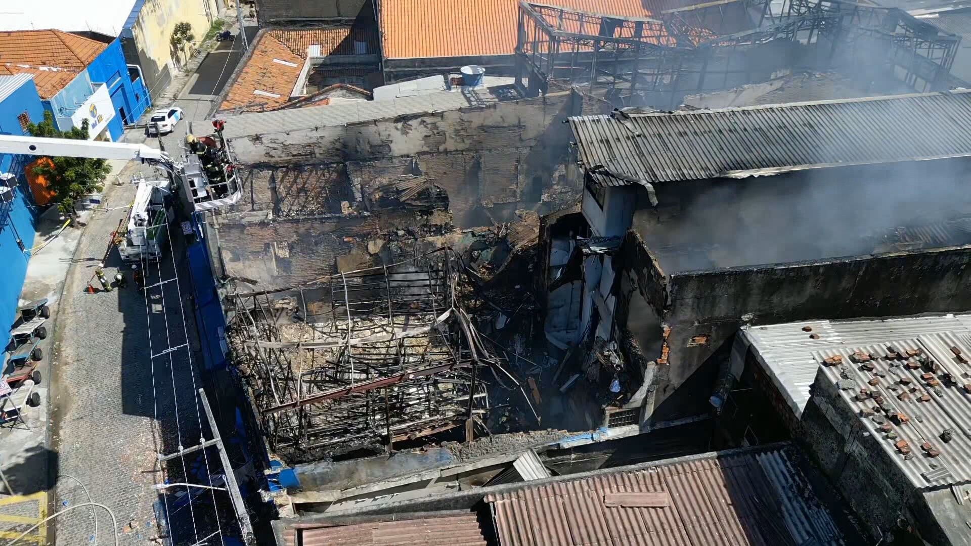 Incêndio atinge sete lojas no Centro do Recife; 'todo o comércio vai sofrer', diz gerente