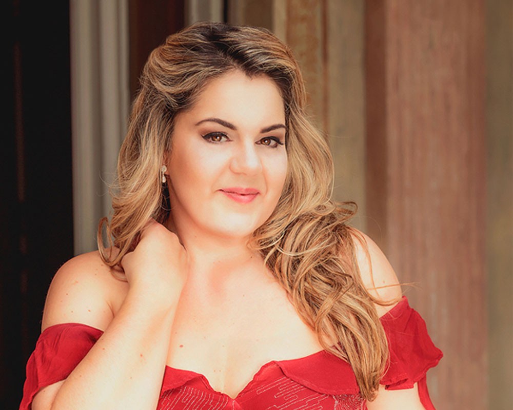 Cantora brasileira Gabriella Di Laccio será condecorada pela realeza britânica